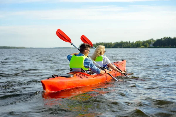 Νεαρό Ευτυχισμένο Ζευγάρι Paddling Kayak Στο Όμορφο Ποτάμι Λίμνη — Φωτογραφία Αρχείου