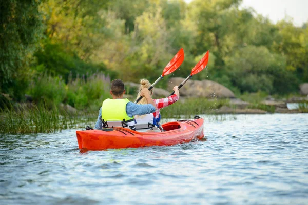 Jeune couple heureux pagayant kayak sur belle rivière ou lac — Photo