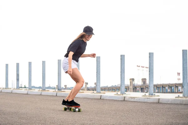 Young Beautiful Blonde Girl Riding Bright Skateboard on the Bridge — Stock Photo, Image