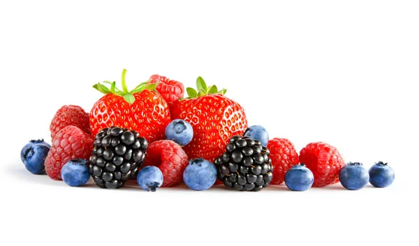 Bayas dulces frescas en el fondo blanco. Fresa jugosa madura, frambuesa, arándanos, mora — Foto de Stock