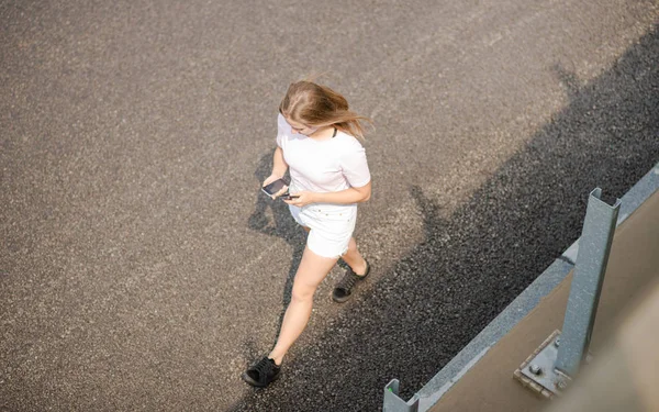 Young Beautiful Blonde Girl Using Smartphone While Walking Road Top — Stock Photo, Image