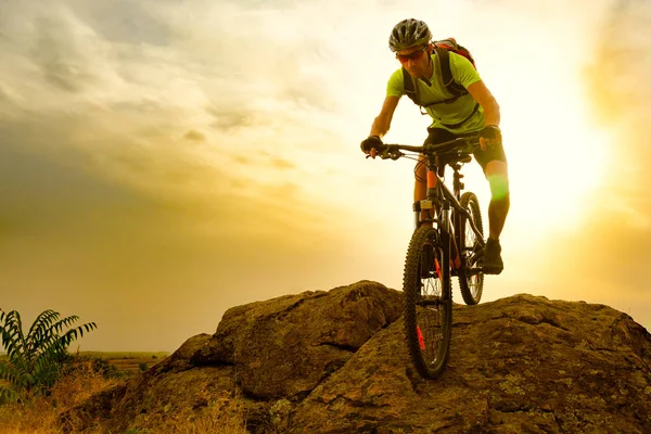 Ποδηλάτης Ιππασίας Ποδήλατο Στο Φθινόπωρο Βραχώδες Μονοπάτι Στο Ηλιοβασίλεμα Extreme — Φωτογραφία Αρχείου
