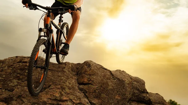 Ciclista Montando Bicicleta Montaña Por Roca Fondo Del Cielo Atardecer —  Fotos de Stock