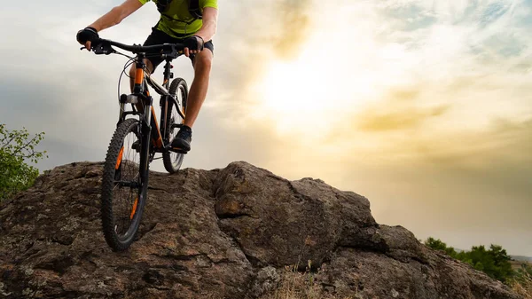 Cyclist Riding Mountain Bike Rock Sunset Sky Background Extreme Sport — Stock Photo, Image