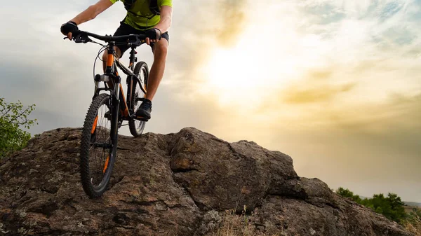 Cyklista Jízda Horské Kolo Skále Pozadí Západu Slunce Obloze Extrémní — Stock fotografie