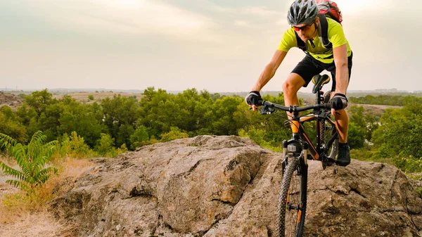 Pengendara Sepeda Riding Bike Pada Musim Gugur Rocky Trail Sunset — Stok Foto