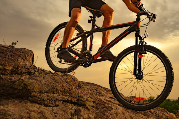 Fietser Rijden Mountainbike Beneden Rots Achtergrond Van Het Avondrood Extreme — Stockfoto