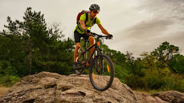 Ciclista Montando Bicicleta Sendero Rocoso Otoño Atardecer Concepto Ciclismo Extremo — Foto de Stock