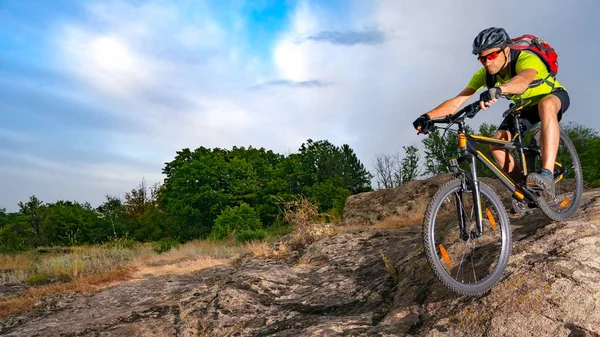 Ciclista montando en bicicleta por el sendero rocoso al atardecer. Concepto de ciclismo extremo y enduro . —  Fotos de Stock