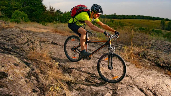 Ciclista Andar de bicicleta em Rocky Trail ao pôr do sol. Conceito de Ciclismo Extremo Esporte e Enduro . — Fotografia de Stock