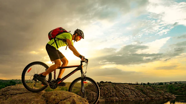Cycliste Monter le vélo sur Rocky Trail au coucher du soleil. Concept de Vélo Extreme Sport et Enduro . — Photo