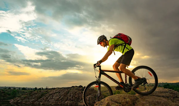 Велосипедиста їзда на велосипеді по кам'янистій стежці на заході сонця. Екстремальний вид спорту і ендуро їзди на велосипеді концепції. — стокове фото