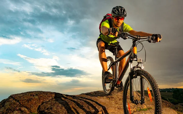 Radler auf felsigem Weg bei Sonnenuntergang. Extremsport und Enduro-Konzept. — Stockfoto