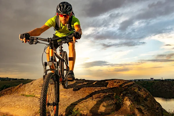 Ciclista Andar de bicicleta em Rocky Trail ao pôr do sol. Conceito de Ciclismo Extremo Esporte e Enduro . — Fotografia de Stock