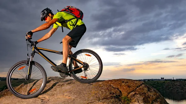 Radler auf felsigem Weg bei Sonnenuntergang. Extremsport und Enduro-Konzept. — Stockfoto