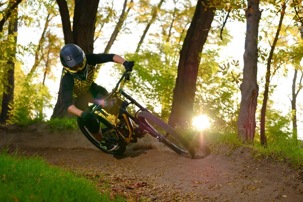 专业的骑自行车的人骑着山地自行车在秋天的森林小道上。极限运动和恩杜罗自行车概念. — 图库照片