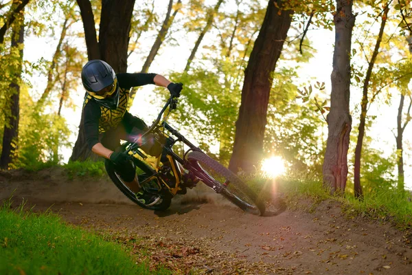 Ciclista profesional montando en bicicleta de montaña en el sendero del bosque de otoño. Concepto de Ciclismo de Extremo Deporte y Enduro . — Foto de Stock