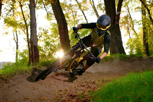Kolarz, jazda na rowerze górskim na leśną jesień. Sport ekstremalny i Enduro rowerowe koncepcja. — Zdjęcie stockowe