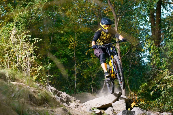 Ciclista profissional montando a bicicleta de montanha no Autumn Forest Trail. Conceito de Ciclismo de Enduro e Esporte Extremo . — Fotografia de Stock