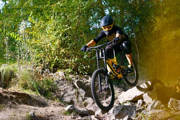 Professionell cyklist ridning mountainbike på hösten skogsstig. Extrem Sport och Enduro cykling koncept. — Stockfoto