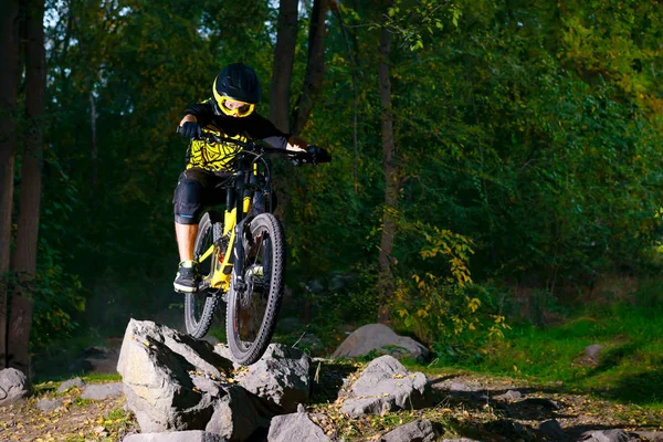 Ciclista profissional montando a bicicleta de montanha no Autumn Forest Trail. Conceito de Ciclismo de Enduro e Esporte Extremo . — Fotografia de Stock