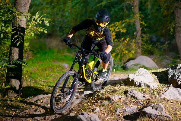 Cycliste professionnel chevauchant le VTT sur le sentier forestier d'automne. Concept Sport Extrême et Enduro Cyclisme . — Photo