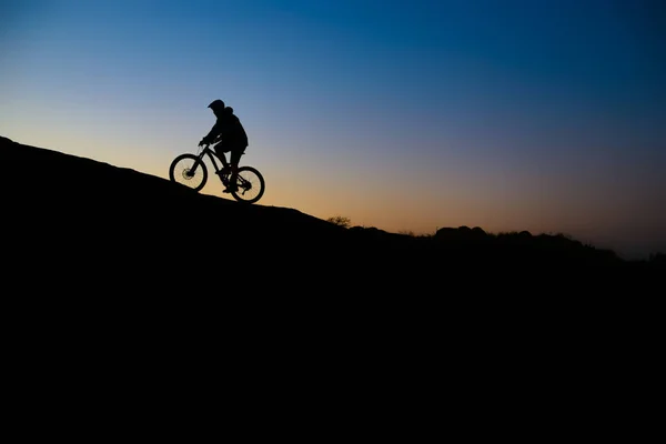 Ποδηλάτης Ιππασίας Ποδήλατο Στο Βραχώδες Μονοπάτι Στο Ηλιοβασίλεμα Extreme Sport — Φωτογραφία Αρχείου