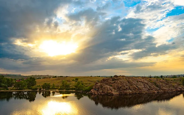 Mooie Heldere Zonsondergang Hemel Rotsachtige Kust Schoonheid Van Natuur — Stockfoto