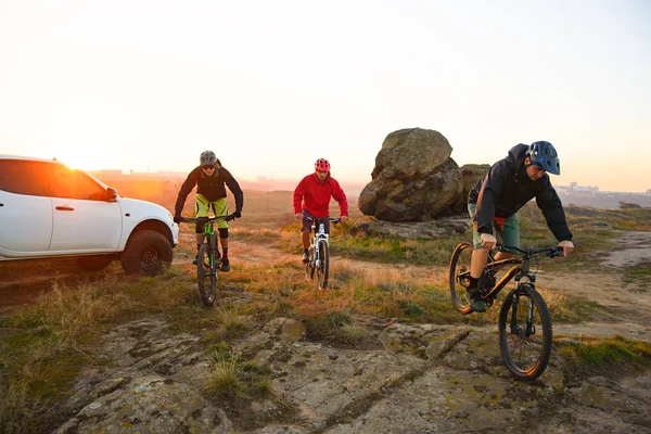 Przyjaciele Rowerzystów Jazda Enduro Rowery Górach Przed Pickup Truck Road — Zdjęcie stockowe