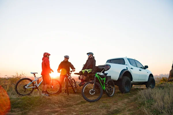 Przyjaciele Rowerzystów Odpoczynku Pobliżu Pickup Truck Road Enduro Rower Jazda — Zdjęcie stockowe