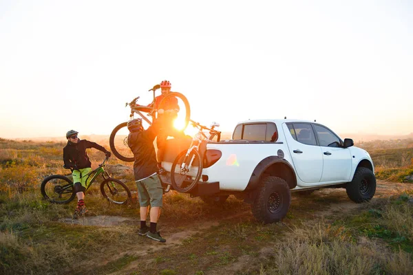 Friends Cyclists Getting Ready Bike Riding Taking Bicycles Pickup Offroad — Stock Photo, Image