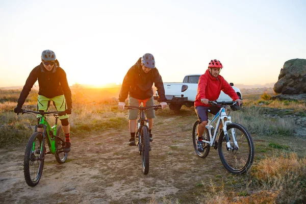 Amigos Ciclistas Andar Bicicleta Enduro Nas Montanhas Frente Pickup Road — Fotografia de Stock