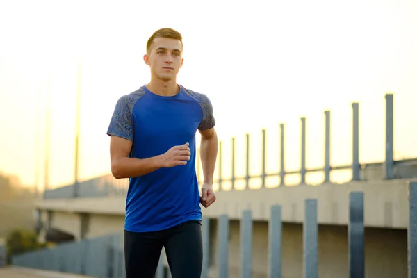 Joven Deportista Corriendo Atardecer Estilo Vida Saludable Concepto Deporte Activo —  Fotos de Stock