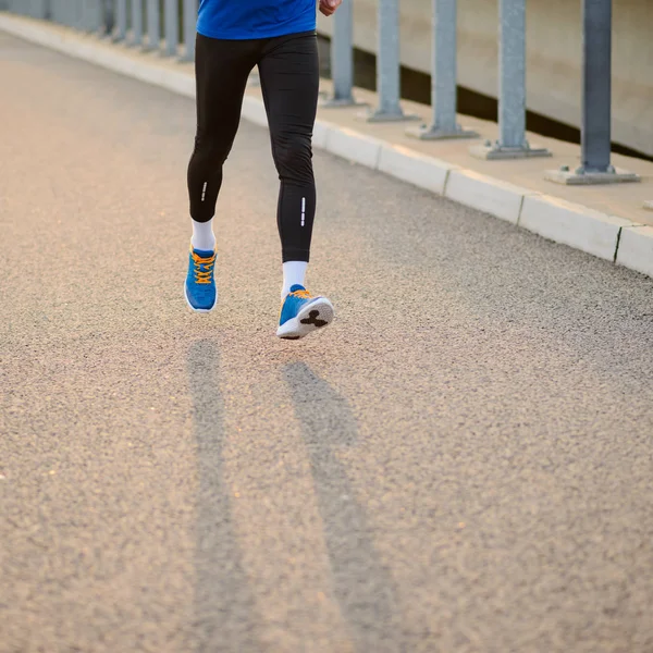 Detail Mužské Sportovní Mans Nohy Běží Při Západu Slunce Zdravého — Stock fotografie