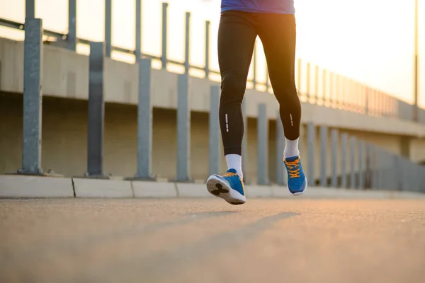 Joven Deportista Corriendo Atardecer Estilo Vida Saludable Concepto Deporte Activo —  Fotos de Stock