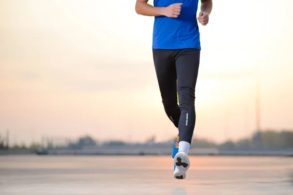 Close-up of Male Sports Mans Legs Running at Sunset (en inglés). Concepto de estilo de vida saludable y deporte . — Foto de Stock