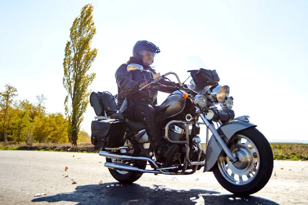 摩托车司机骑定制切割自行车在秋季高速公路上。探险理念. — 图库照片