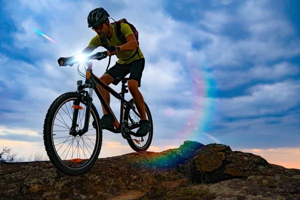 Cyclist Riding the Mountain Bike on Rocky Trail at Sunset. Extreme Sport and Enduro Biking Concept. — Stock Photo, Image