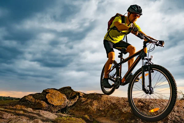 Kerékpáros, lovas a Mountain Bike, sziklás ösvényen a naplemente. Extrém Sport és Enduro biciklizés koncepció. — Stock Fotó