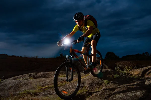 Ciclista Andar de bicicleta de montanha em Rocky Trail à noite. Conceito de Ciclismo Extremo Esporte e Enduro. — Fotografia de Stock