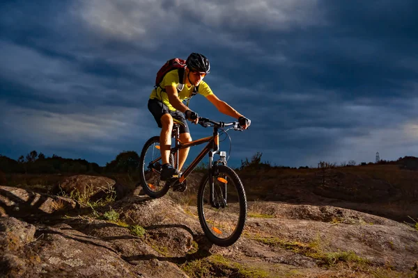 Bisikletçi dağ bisikleti akşam kayalık iz sürme. Aşırı spor ve Enduro bisikleti kavramı. — Stok fotoğraf