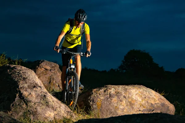Cyclist Riding the Mountain Bike on Rocky Trail in the Evening. Extreme Sport and Enduro Biking Concept. — Stock Photo, Image