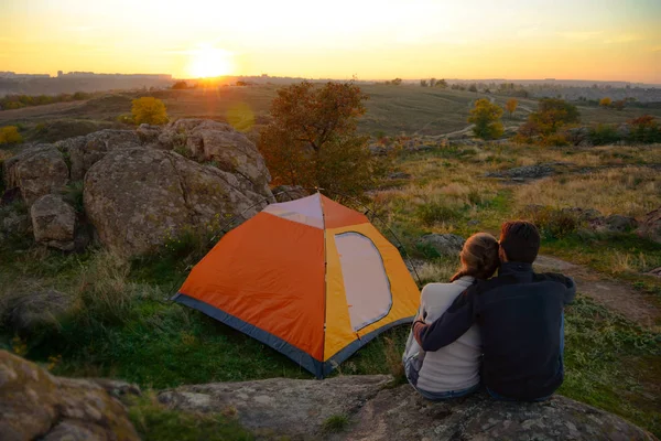 Genç çift çadır ve dağlarda izlerken Beautirul Sunset yakınında oturuyor. Seyahat ve macera. — Stok fotoğraf