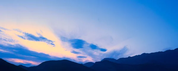 Pôr-do-sol nas montanhas. Dinaric Alps, as montanhas Lovcen, Montenegro — Fotografia de Stock