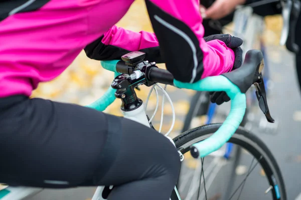 Dos jóvenes ciclistas femeninas con bicicletas de carretera descansando en el parque en el frío día de otoño. Estilo de vida saludable . — Foto de Stock