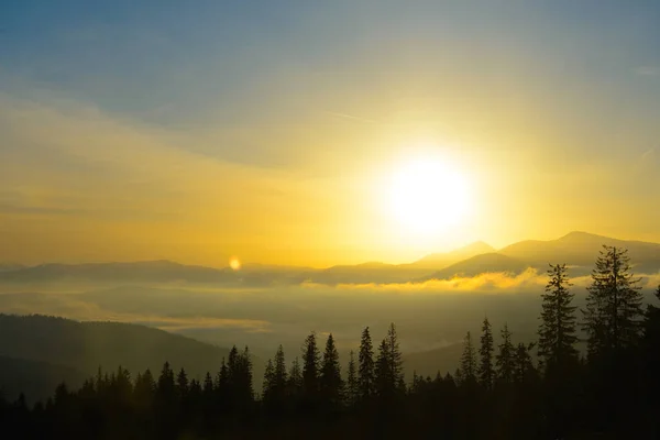 Sunrise in the Ukrainian Carpathian Mountains. Sun Rising over Hoverla Mountain, Highest Point of Ukraine. — Stock Photo, Image