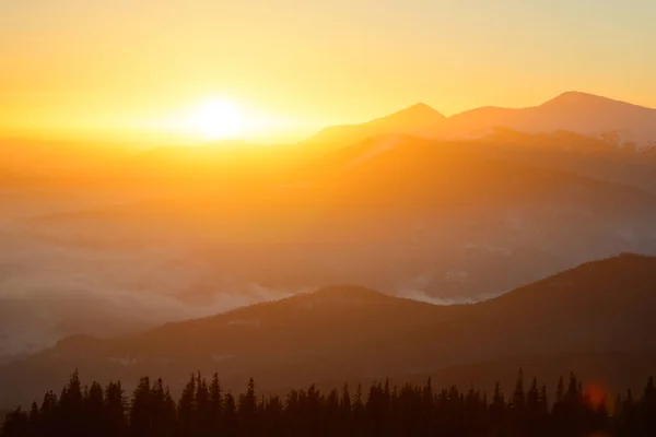 Sunrise in the Ukrainian Carpathian Mountains. Sun Rising over Hoverla Mountain, Highest Point of Ukraine. — Stock Photo, Image