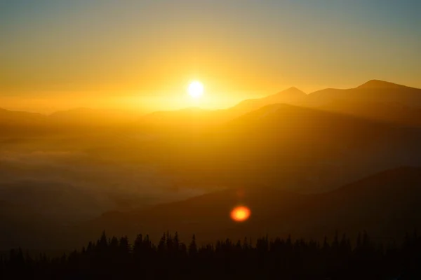 Alba nelle montagne dei Carpazi ucraini. Sole che sorge sul Monte Hoverla, il punto più alto dell'Ucraina . — Foto Stock