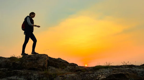 Молодая Туристка Идущая Вершине Скалы Теплом Летнем Закате — стоковое фото