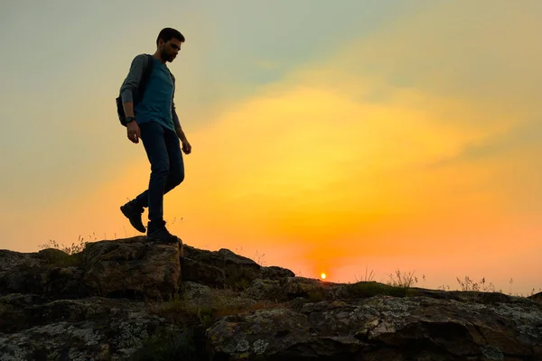 Young Traveler Walking Top Rock Warm Summer Sunset — Stock Photo, Image